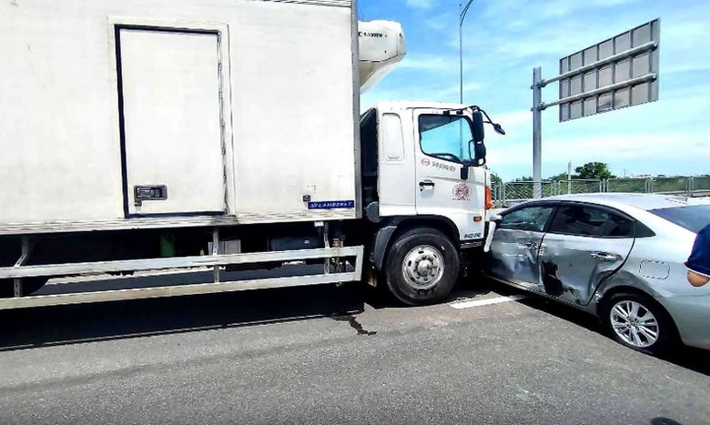 &Ocirc; t&ocirc; con bị m&oacute;p m&eacute;o hư hỏng nặng nằm chắn ngang cao tốc.