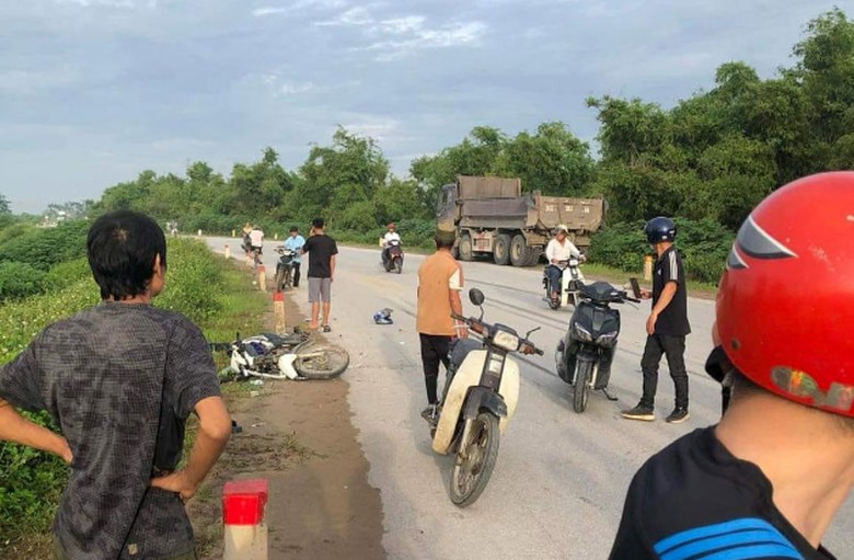 Hiện trường vụ tai nạn giữa xe tải v&agrave; xe m&aacute;y l&agrave;m một người tử vong.