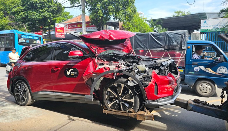 Xe con 5 chỗ bị biến dạng ở đầu và đuôi, dính chặt vào hai phương khác trong vụ tai nạn. Xe con 5 chỗ bị biến dạng ở đầu và đuôi, dính chặt vào hai phương khác trong vụ tai nạn.