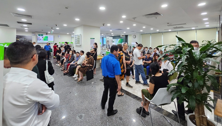 "Ch&aacute;y" v&agrave;ng SJC gi&aacute; b&igrave;nh ổn, nhiều kh&aacute;ch ngậm ng&ugrave;i ra về tay kh&ocirc;ng- Ảnh 3.