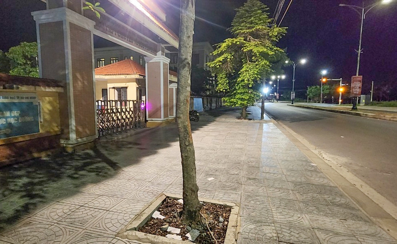 Phụ huynh rải tiền lẻ ở cổng trường chuyên cầu con đậu: Sở GD&ĐT Quảng Bình lên tiếng- Ảnh 1. Phụ huynh rải tiền lẻ ở cổng trường chuyên cầu con đậu: Sở GD&ĐT Quảng Bình lên tiếng- Ảnh 1.