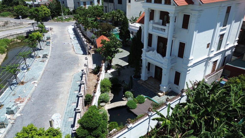 Thái Bình: Một hộ dân ngang nhiên chiếm đường, lấn sông làm đẹp biệt thự riêng- Ảnh 1. Thái Bình: Một hộ dân ngang nhiên chiếm đường, lấn sông làm đẹp biệt thự riêng- Ảnh 1.
