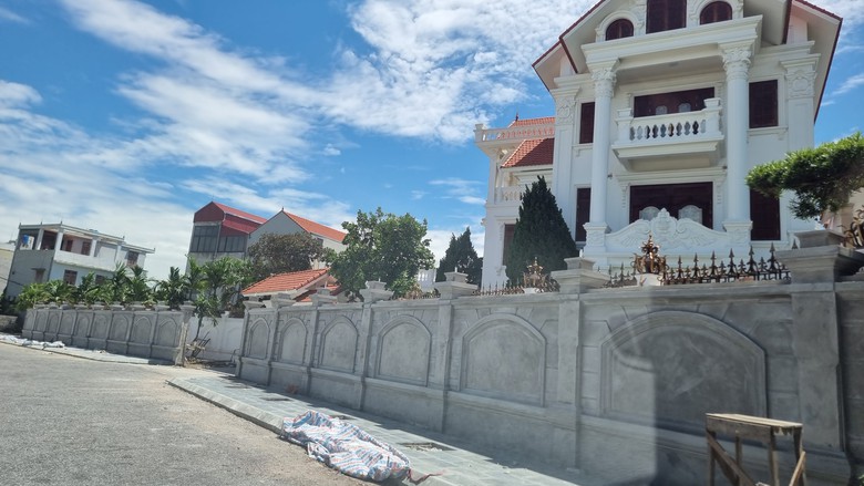 Thái Bình: Một hộ dân ngang nhiên chiếm đường, lấn sông làm đẹp biệt thự riêng- Ảnh 2. Thái Bình: Một hộ dân ngang nhiên chiếm đường, lấn sông làm đẹp biệt thự riêng- Ảnh 2.