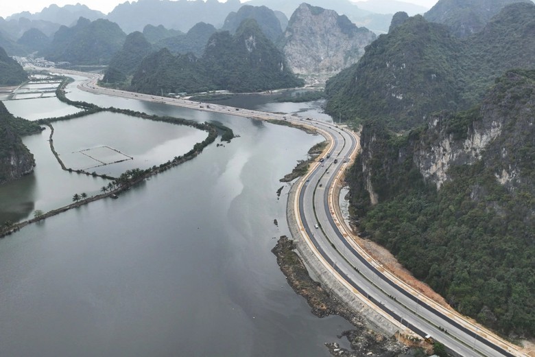 Điều chỉnh tốc độ tối đa tr&ecirc;n đường bao biển Hạ Long - Cẩm Phả l&ecirc;n 80km/h- Ảnh 1.