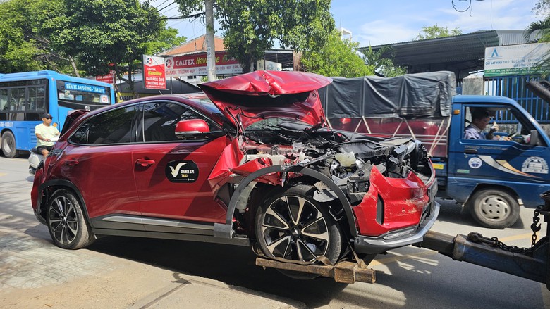 Tai nạn li&ecirc;n ho&agrave;n tr&ecirc;n QL22: 5 xe hư hỏng nặng, giao th&ocirc;ng kẹt cứng- Ảnh 2.