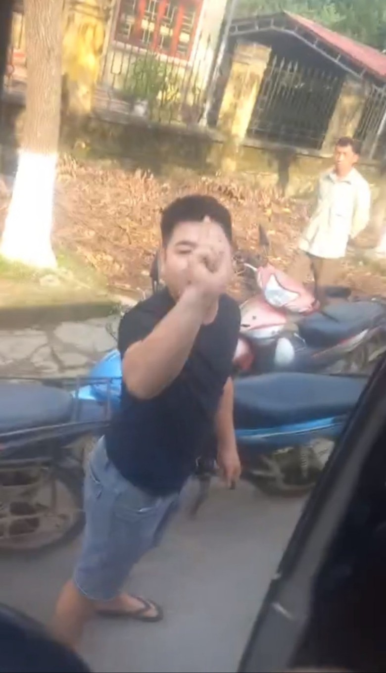 Xe kh&aacute;ch bị truy đuổi, đ&acirc;m từ ph&iacute;a sau tại Bắc Kạn khiến h&agrave;nh kh&aacute;ch ng&atilde; nh&agrave;o?- Ảnh 5.