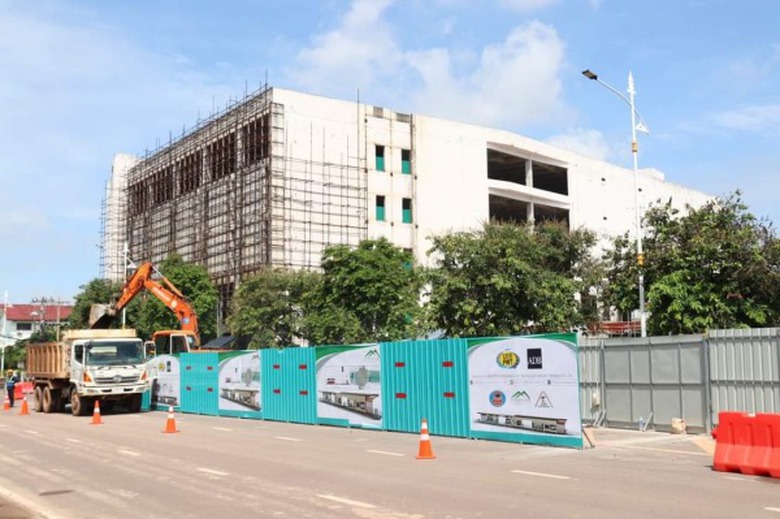 C&ocirc;ng trường x&acirc;y dựng dự &aacute;n xe bu&yacute;t nhanh BRT tại thủ đ&ocirc; Vi&ecirc;ng Chăn. (Ảnh: Th&ocirc;ng tấn x&atilde; L&agrave;o)