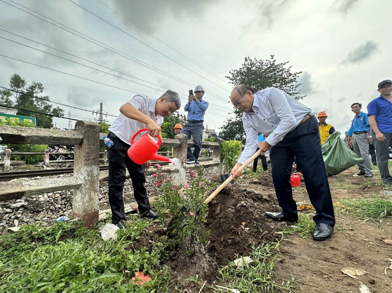 Trồng hoa làm đẹp đường sắt Bắc - Nam nhân ngày Môi trường thế giới- Ảnh 1. Trồng hoa làm đẹp đường sắt Bắc - Nam nhân ngày Môi trường thế giới- Ảnh 1.