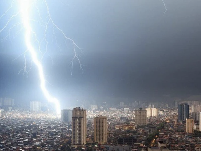 Hà Nội hứng 7.000 lượt sấm sét dội xuống đất- Ảnh 1. Hà Nội hứng 7.000 lượt sấm sét dội xuống đất- Ảnh 1.