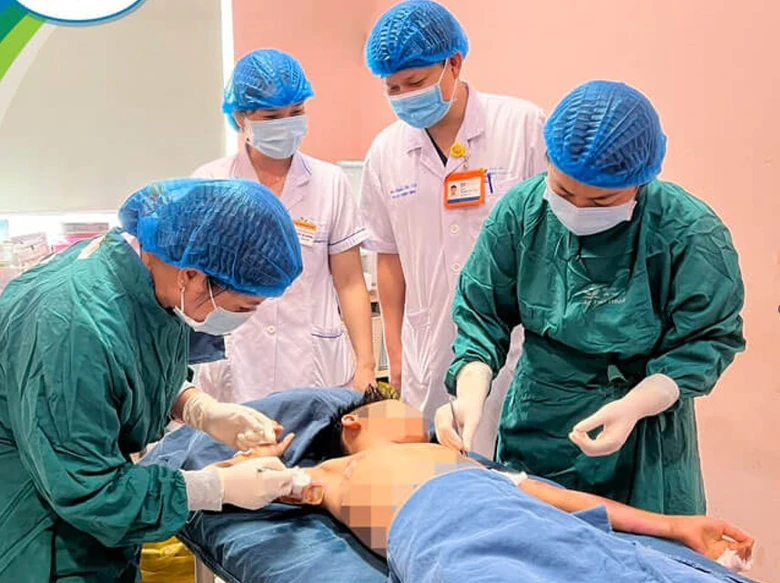 Leo cột điện bắn chim, b&eacute; trai 11 tuổi bị bỏng điện cao thế- Ảnh 1.