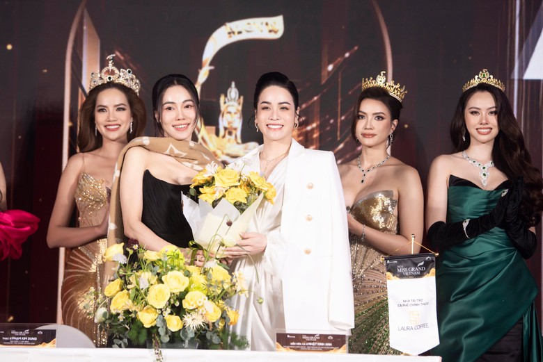 Ngỡ ng&agrave;ng trước nhan sắc kh&ocirc;ng tuổi của "b&agrave; tr&ugrave;m" c&aacute;c hoa hậu Việt Nam- Ảnh 6.