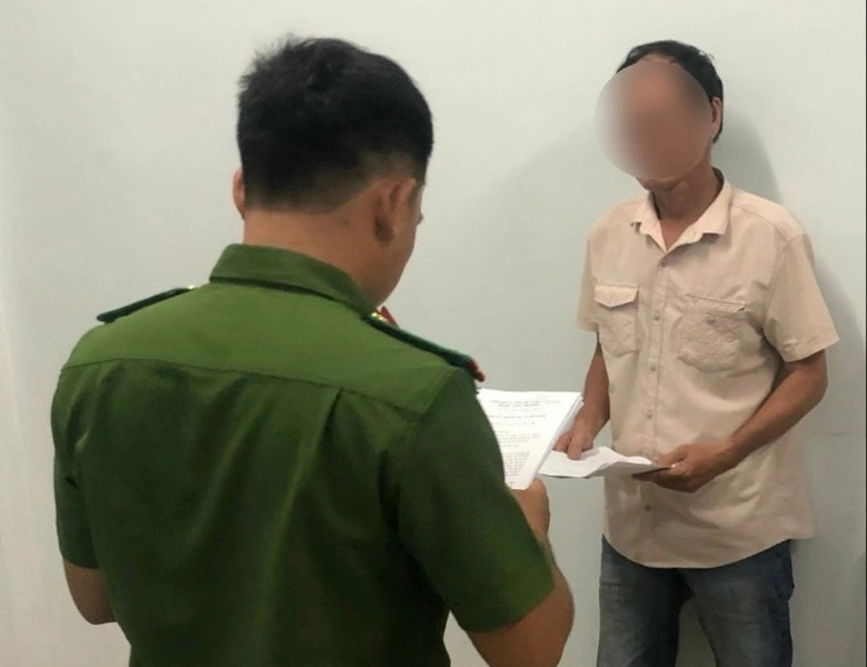 G&atilde; b&aacute;n c&acirc;y cảnh hứa gi&uacute;p "chạy &aacute;n", người phụ nữ đưa ngay 100 triệu- Ảnh 1.