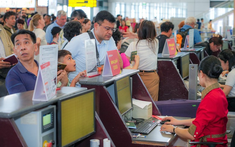 Gi&aacute; v&eacute; m&aacute;y bay tiếp tục 