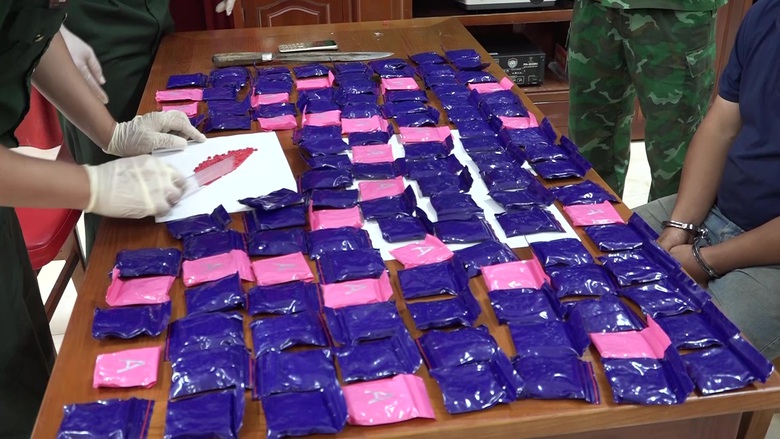 Bắt giữ đối tượng người L&agrave;o vận chuyển 24.000 vi&ecirc;n ma t&uacute;y qua bi&ecirc;n giới- Ảnh 2.