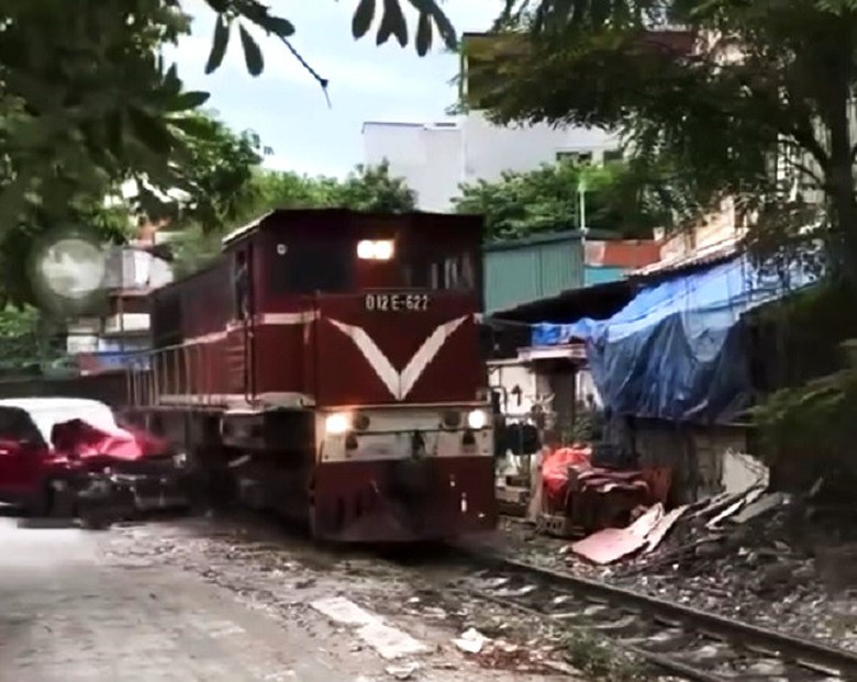 Đỗ quá sát đường sắt, ô tô bị tàu hỏa hất văng- Ảnh 1. Đỗ quá sát đường sắt, ô tô bị tàu hỏa hất văng- Ảnh 1.