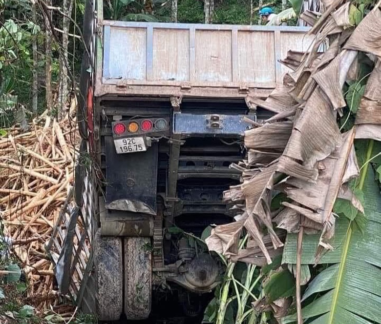 Xe tải chở keo lao vực, t&agrave;i xế v&agrave; phụ xe mắc kẹt trong cabin, tử vong- Ảnh 1.