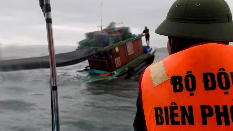 Quảng Ninh: Bộ đội Biên phòng cứu 3 ngư dân gặp nạn trên vùng biển Cô Tô- Ảnh 1. Quảng Ninh: Bộ đội Biên phòng cứu 3 ngư dân gặp nạn trên vùng biển Cô Tô- Ảnh 1.