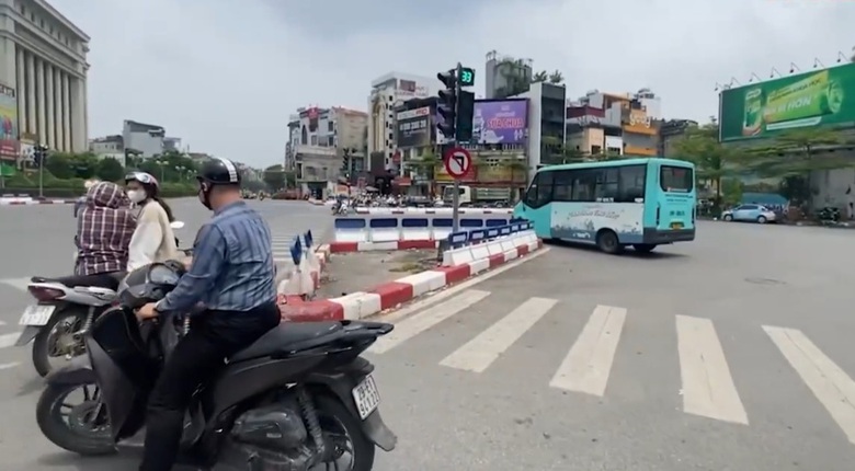 Lái xe buýt đỗ sai quy định, đi ngược chiều bị đình chỉ- Ảnh 1. Lái xe buýt đỗ sai quy định, đi ngược chiều bị đình chỉ- Ảnh 1.