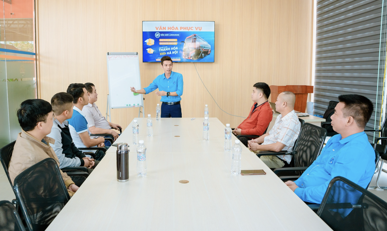 Du lịch Sầm Sơn, h&agrave;nh kh&aacute;ch h&agrave;o hứng trải nghiệm &ldquo;cung điện di dộng&rdquo;- Ảnh 7.