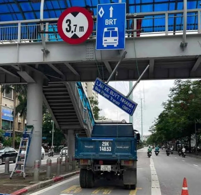 C&oacute; hay kh&ocirc;ng chuyện dỡ biển b&aacute;o, dừng hoạt động tuyến bu&yacute;t nhanh BRT?- Ảnh 1.