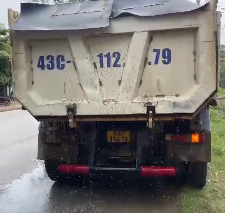 Mạnh tay xử l&yacute; xe qu&aacute; tải, rơi v&atilde;i c&aacute;t tr&ecirc;n QL14B qua Đ&agrave; Nẵng- Ảnh 3.