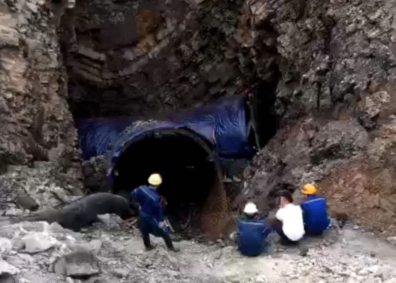 Quảng Ninh đang tìm kiếm công nhân nghi bị rơi xuống "hố tử thần" đã hơn 3 ngày- Ảnh 1. Quảng Ninh đang tìm kiếm công nhân nghi bị rơi xuống "hố tử thần" đã hơn 3 ngày- Ảnh 1.