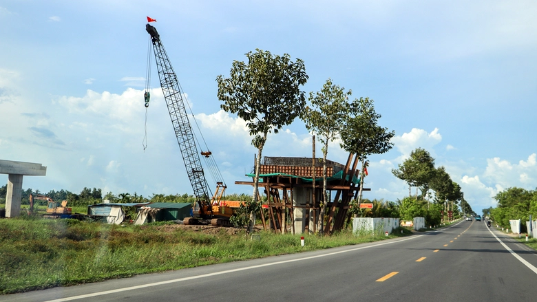 B&iacute; thư Hậu Giang kiểm tra tiến độ thi c&ocirc;ng cao tốc trục ngang- Ảnh 1.