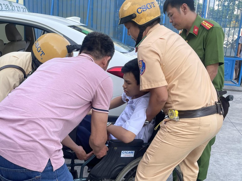 Gặp tai nạn tr&ecirc;n đường, th&iacute; sinh được CSGT hộ tống đến điểm thi- Ảnh 1.