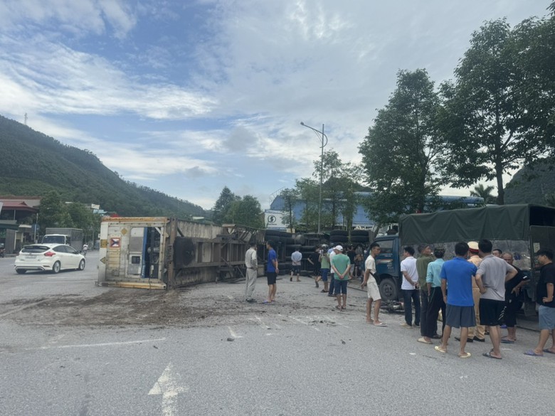Xe tải xuống dốc mất l&aacute;i, lật ngang tr&ecirc;n quốc lộ 18, t&agrave;i xế v&agrave; người đi đường bị thương- Ảnh 1.
