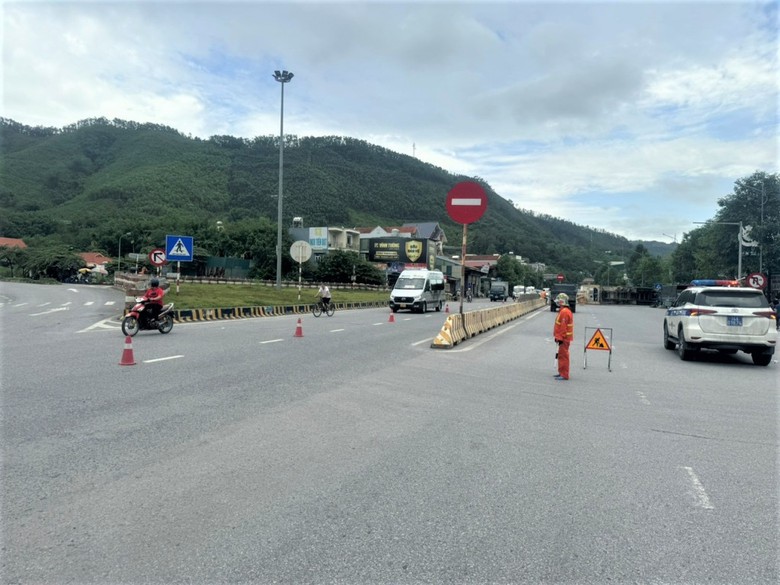 Xe tải xuống dốc mất l&aacute;i, lật ngang tr&ecirc;n quốc lộ 18, t&agrave;i xế v&agrave; người đi đường bị thương- Ảnh 2.