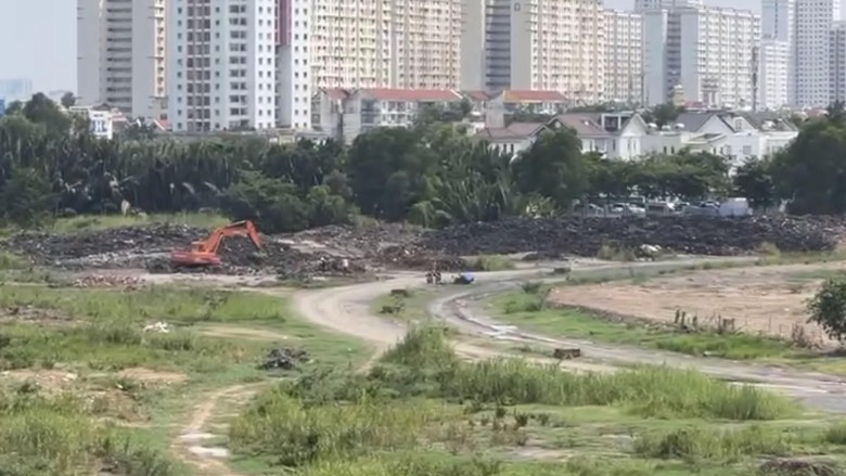 Xe "th&ocirc;ng" biển cấm chở đất thải về b&atilde;i kh&ocirc;ng ph&eacute;p lớn nhất TP Thủ Đức phục vụ Unicons- Ảnh 1.