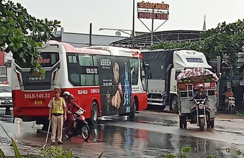 Hiện trường vụ va chạm giữa xe khách và xe máy. Hiện trường vụ va chạm giữa xe khách và xe máy.