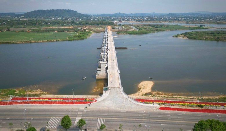 Cận cảnh đập dâng 1.500 tỷ chưa biết ngày hoàn thành- Ảnh 1. Cận cảnh đập dâng 1.500 tỷ chưa biết ngày hoàn thành- Ảnh 1.