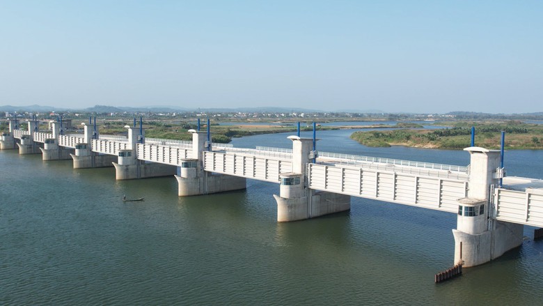 Cận cảnh đập dâng 1.500 tỷ chưa biết ngày hoàn thành- Ảnh 2. Cận cảnh đập dâng 1.500 tỷ chưa biết ngày hoàn thành- Ảnh 2.