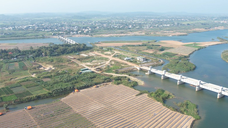 Cận cảnh đập dâng 1.500 tỷ chưa biết ngày hoàn thành- Ảnh 3. Cận cảnh đập dâng 1.500 tỷ chưa biết ngày hoàn thành- Ảnh 3.