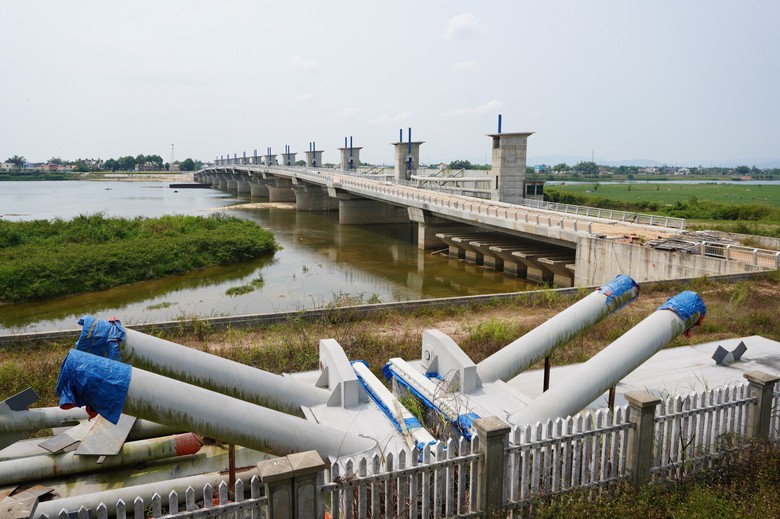 Cận cảnh đập dâng 1.500 tỷ chưa biết ngày hoàn thành- Ảnh 4. Cận cảnh đập dâng 1.500 tỷ chưa biết ngày hoàn thành- Ảnh 4.