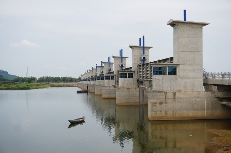 Cận cảnh đập dâng 1.500 tỷ chưa biết ngày hoàn thành- Ảnh 8. Cận cảnh đập dâng 1.500 tỷ chưa biết ngày hoàn thành- Ảnh 8.