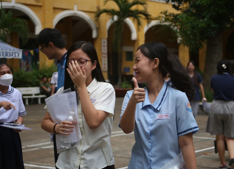 TP.HCM: Th&iacute; sinh bật kh&oacute;c sau m&ocirc;n thi To&aacute;n, gi&aacute;o vi&ecirc;n đ&atilde; c&oacute; dự đo&aacute;n điểm số- Ảnh 4.