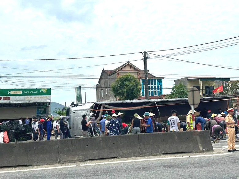 Va chạm với xe tải chở tr&aacute;i c&acirc;y, người đ&agrave;n &ocirc;ng đi xe m&aacute;y tử vong- Ảnh 1.