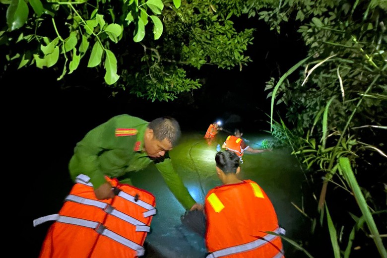 Giải cứu 5 người bị mắc kẹt nhiều giờ giữa s&ocirc;ng Đồng Nai- Ảnh 2.