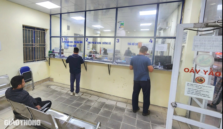 Ô tô có chu kỳ đăng kiểm 2 năm, chủ phương tiện nộp phí đường bộ thế nào?- Ảnh 1. Ô tô có chu kỳ đăng kiểm 2 năm, chủ phương tiện nộp phí đường bộ thế nào?- Ảnh 1.