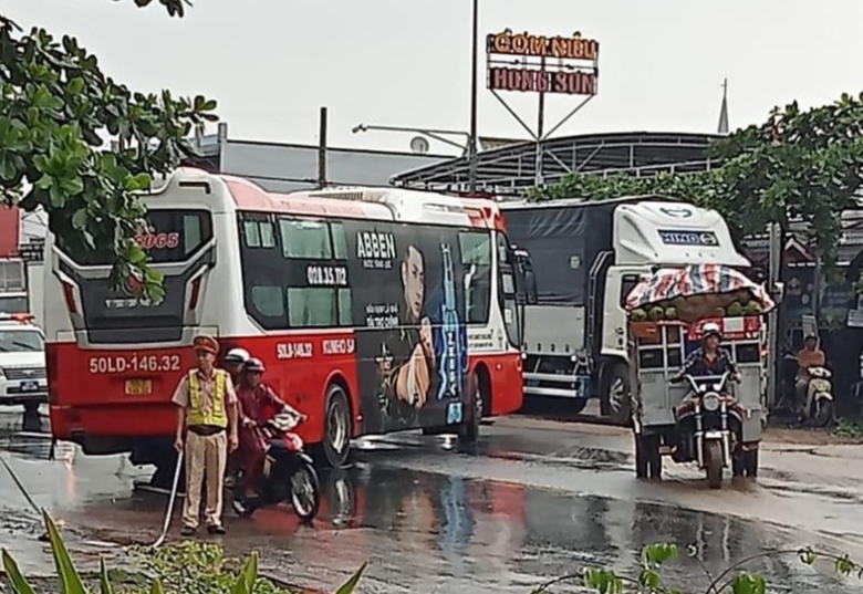 Xe kh&aacute;ch va chạm xe m&aacute;y tr&ecirc;n QL20, một người tử vong, một người bị thương nặng- Ảnh 1.