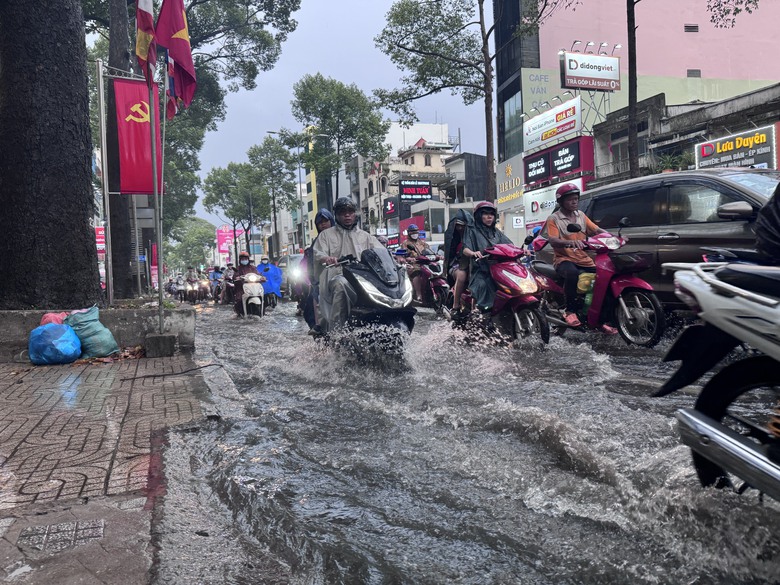 Trời TP.HCM m&ugrave; mịt trong mưa lớn, xe cộ "bơi" tr&ecirc;n đường- Ảnh 2.