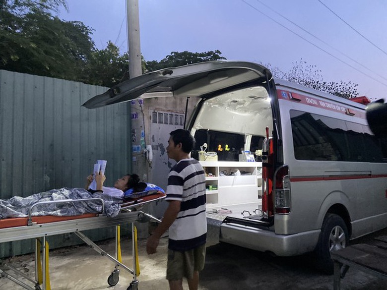 Nữ th&iacute; sinh TP.HCM đi thi bằng xe cứu thương được đặc c&aacute;ch v&agrave;o lớp 10 c&ocirc;ng lập- Ảnh 2.