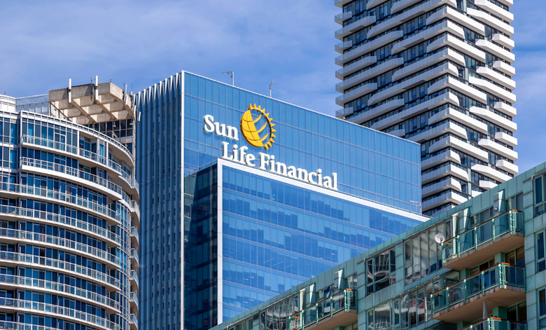 Sun Life Việt Nam: Lỗ r&ograve;ng 10 năm, bảo hiểm c&aacute; nh&acirc;n giảm 51%, đại l&yacute; "bốc hơi" hơn nửa- Ảnh 1.