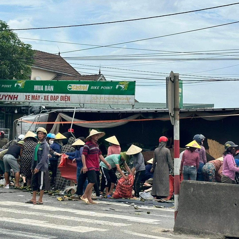 Va chạm với xe tải chở tr&aacute;i c&acirc;y, người đ&agrave;n &ocirc;ng đi xe m&aacute;y tử vong- Ảnh 2.