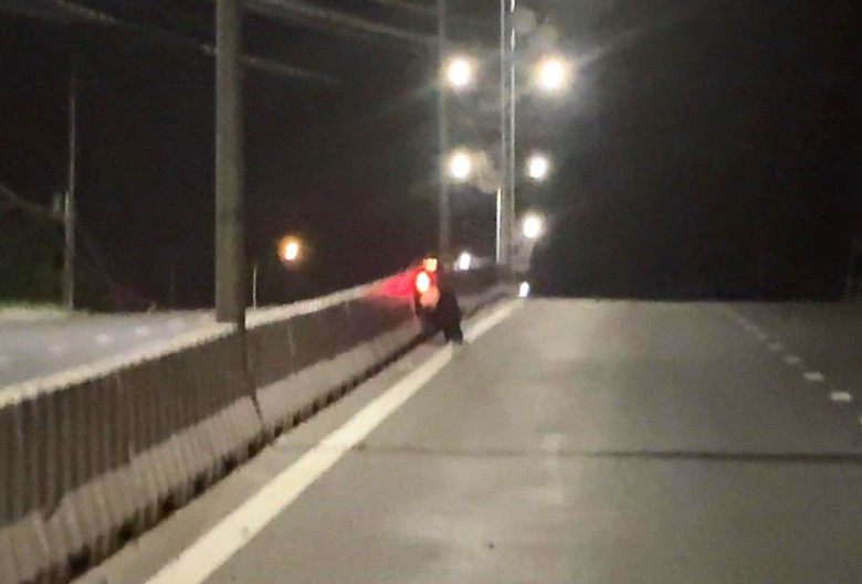 Xe m&aacute;y đ&acirc;m v&agrave;o dải ph&acirc;n c&aacute;ch, nam thanh ni&ecirc;n 19 tuổi tử vong- Ảnh 1.