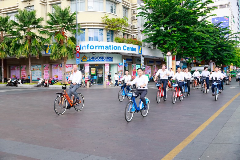 L&atilde;nh đạo TP.HCM v&agrave; Ph&oacute; thị trưởng TP Rotterdam đạp xe quanh phố Nguyễn Huệ- Ảnh 5.