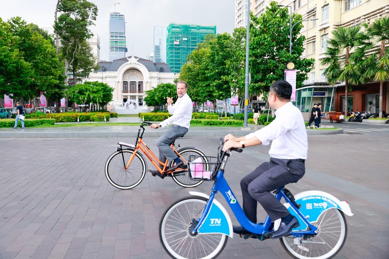 L&atilde;nh đạo TP.HCM v&agrave; Ph&oacute; thị trưởng TP Rotterdam đạp xe quanh phố Nguyễn Huệ- Ảnh 8.