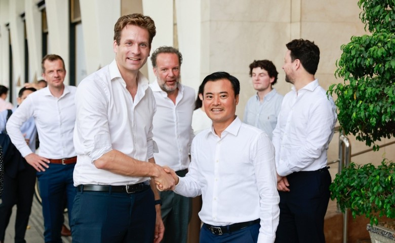 L&atilde;nh đạo TP.HCM v&agrave; Ph&oacute; thị trưởng TP Rotterdam đạp xe quanh phố Nguyễn Huệ- Ảnh 1.